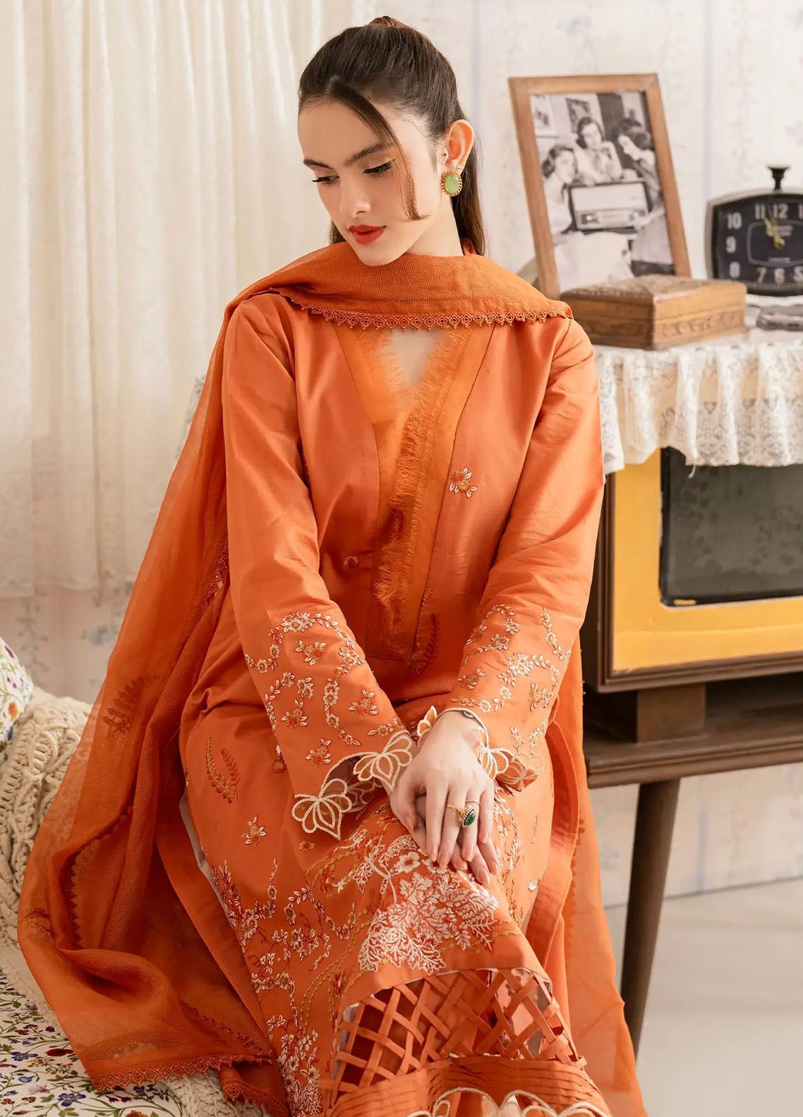 Asifa and Nabeel Embroidered Lawn Suits Unstitched 3 Piece MSLV25-19 Nargis