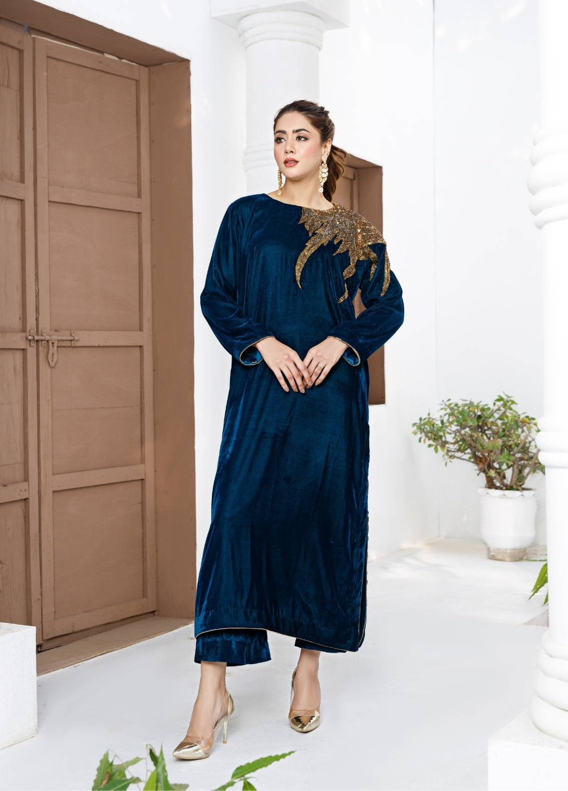 Anayra Amal Pret Embellished Velvet 2 Piece Suit Falak