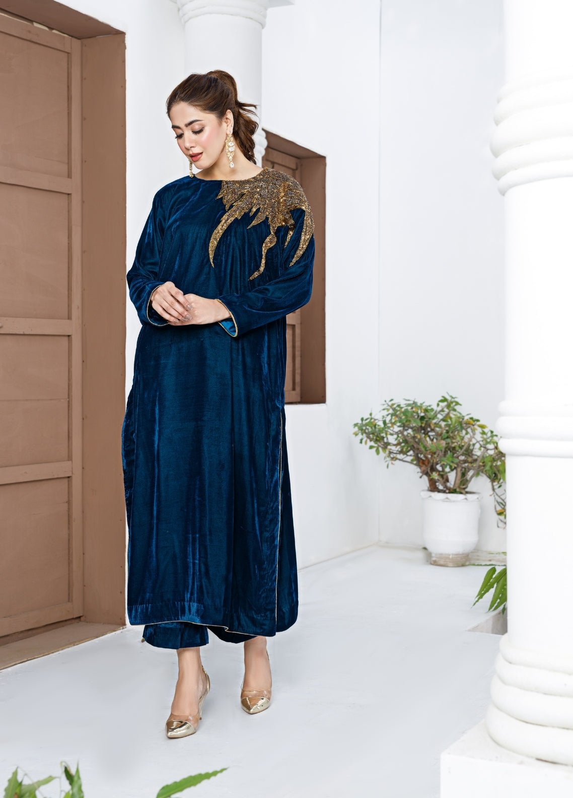 Anayra Amal Pret Embellished Velvet 2 Piece Suit Falak