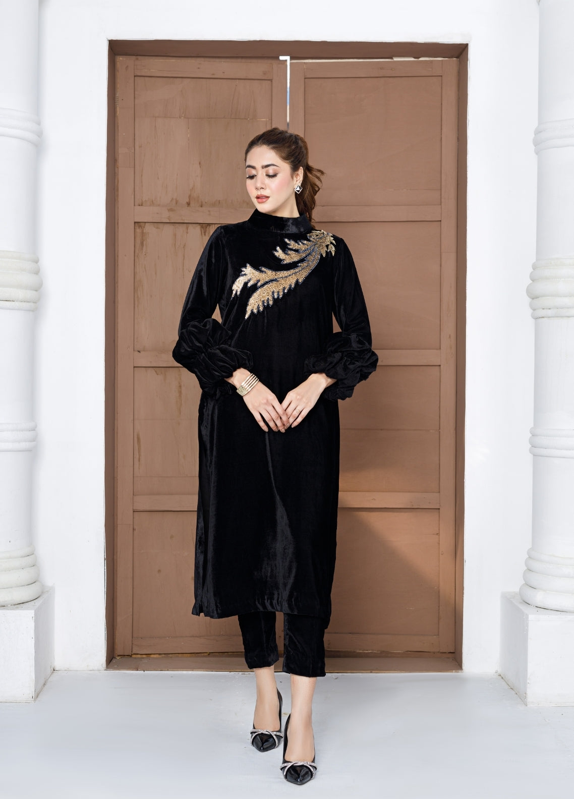 Anayra Amal Pret Embellished Velvet 2 Piece Suit Sitara