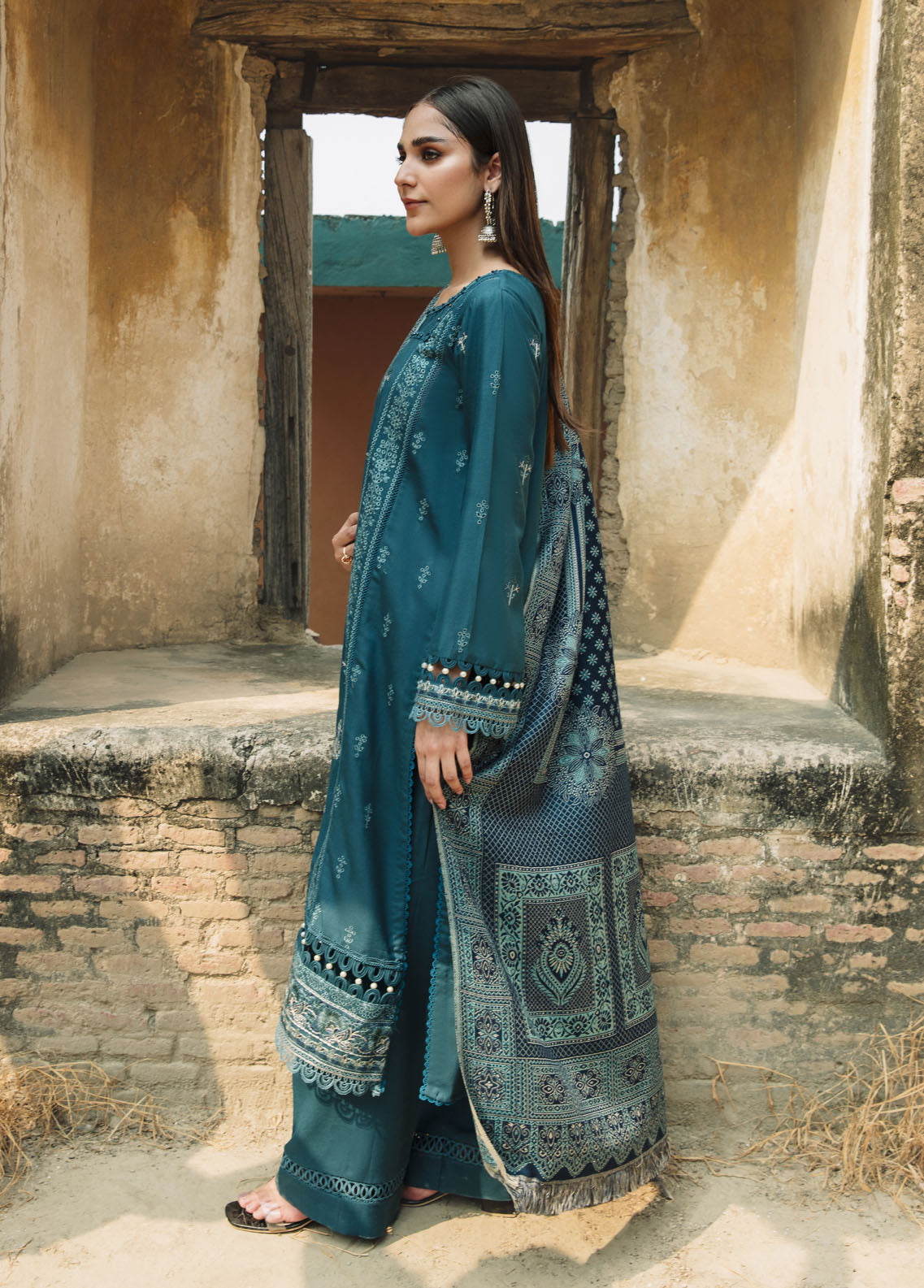 Carvaan By Humdum Embroidered Winter Shawl Collection 2023 5