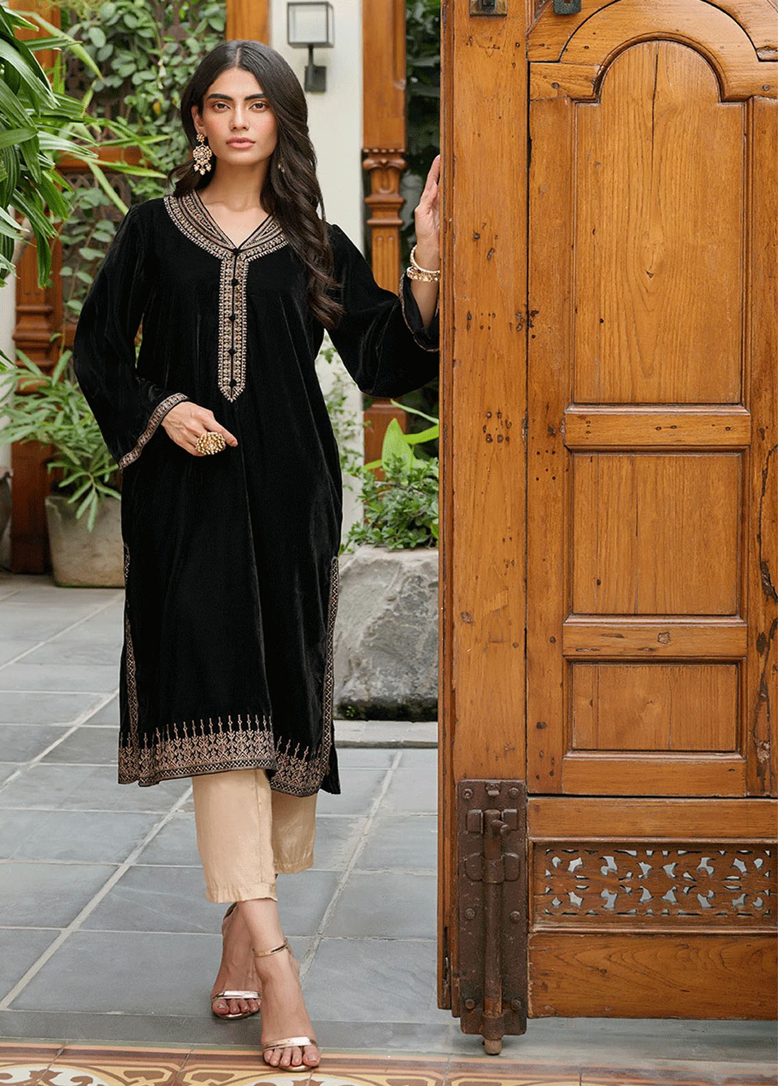 Dhanak Pret Embroidered Velvet Kurti DA-1873 BLACK