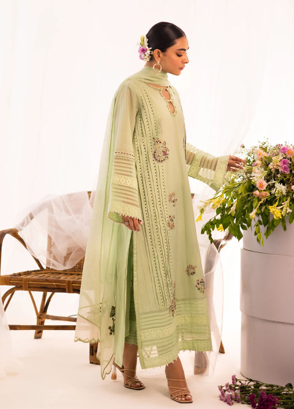 Hue Pret Pret Embroidered Lawn 3 Piece Suit HUE23F Lily