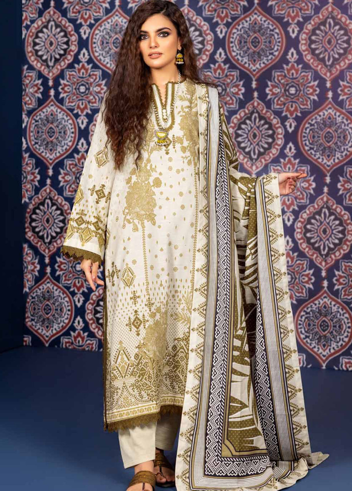 Gul Ahmed Winter Luxe Unstitched Collection 2023 Vol-01 K-32014