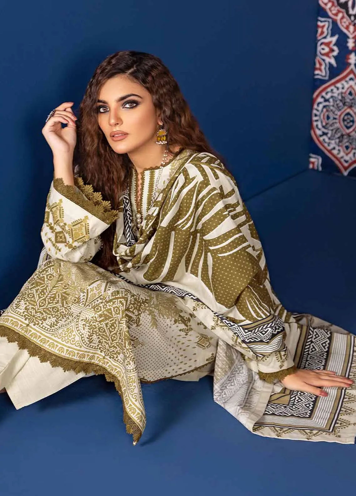 Gul Ahmed Winter Luxe Unstitched Collection 2023 Vol-01 K-32014