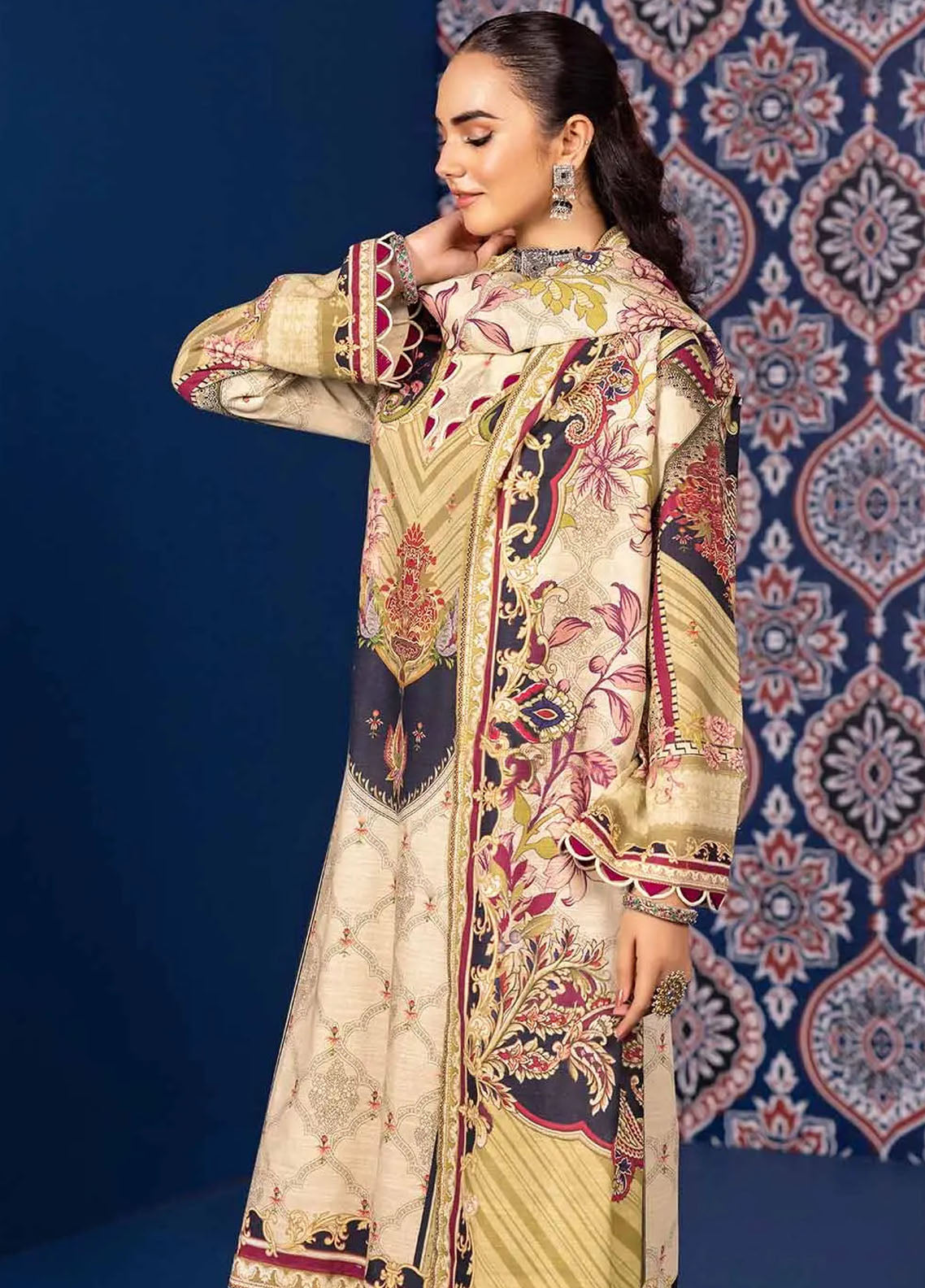 Gul Ahmed Winter Luxe Unstitched Collection 2023 Vol-01 K-32017