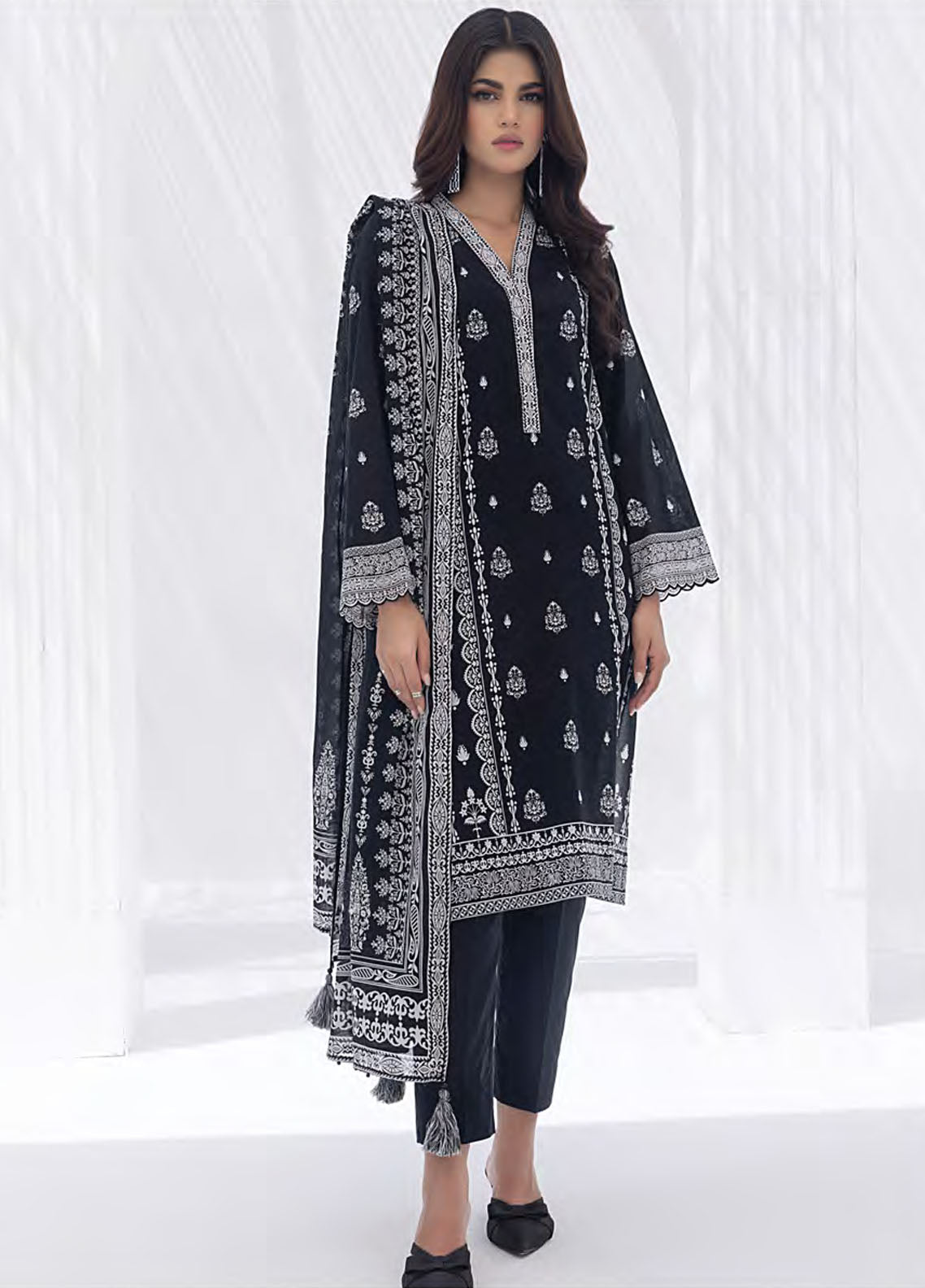 Lakhany Monochrome Black and White Lawn Collection 2024 LG-AR-0009