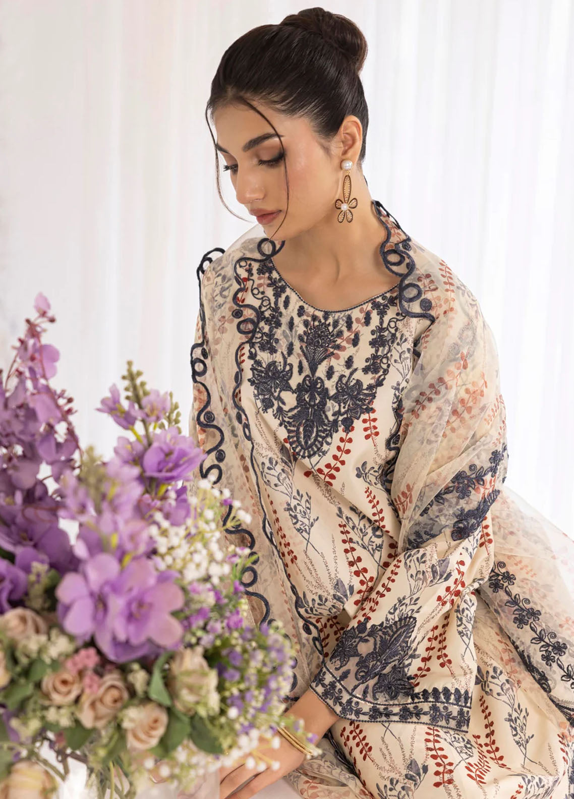 Mohagni Pret Embroidered Lawn 3 Piece Suit PLS-125