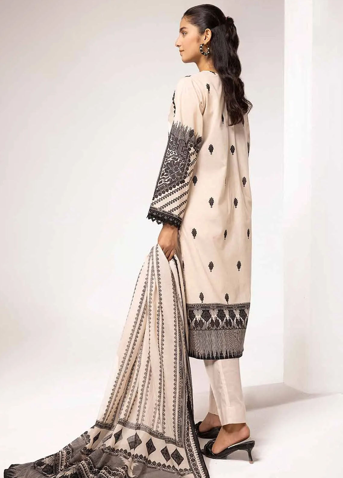 Slate By Gul Ahmed Black And White Unstitched Collection 2024 BT-42002