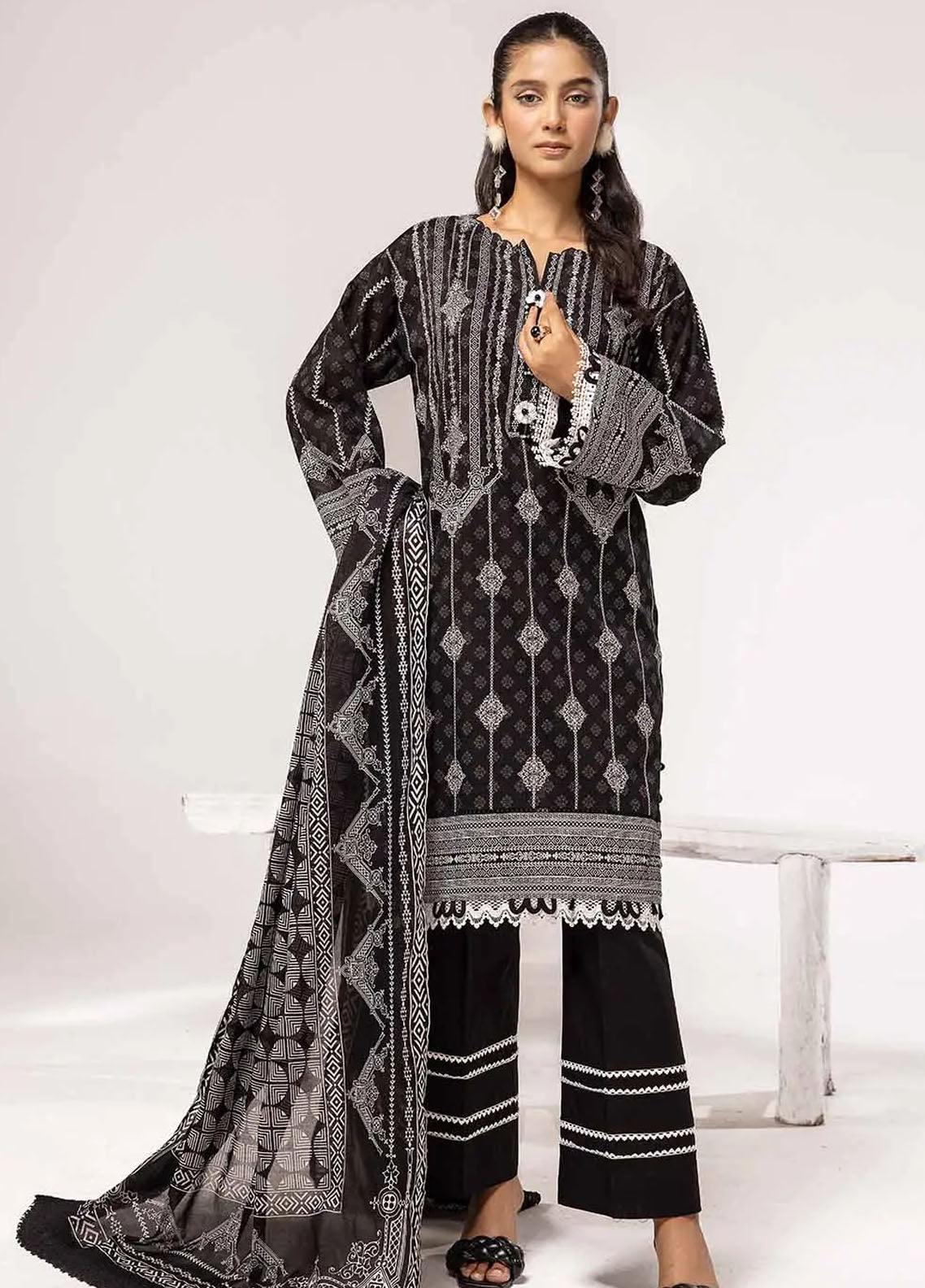 Slate By Gul Ahmed Black And White Unstitched Collection 2024 B-42022