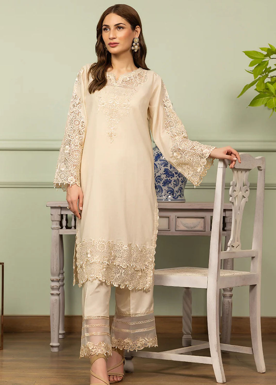 Threads And Motifs Pret Embroidered Lawn 2 Piece Suit 9052