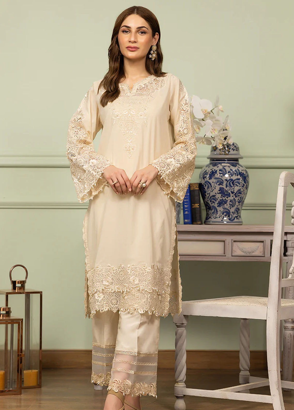 Threads And Motifs Pret Embroidered Lawn 2 Piece Suit 9052