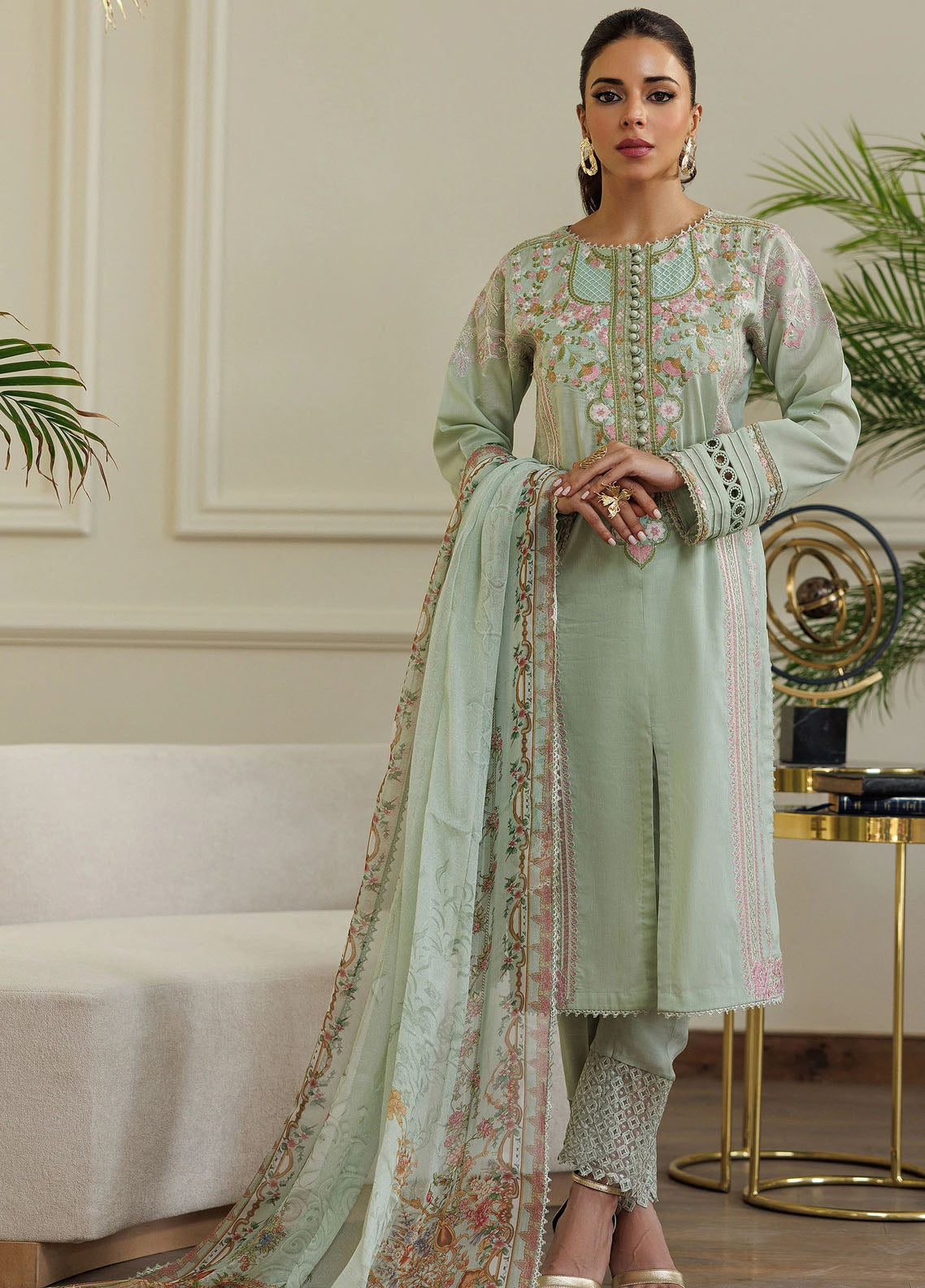 Threads And Motifs Pret Embroidered Lawn 3 Piece Suit 8954