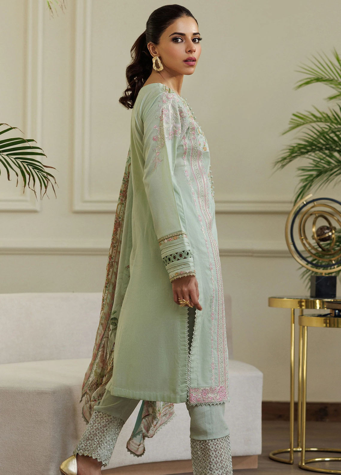 Threads And Motifs Pret Embroidered Lawn 3 Piece Suit 8954