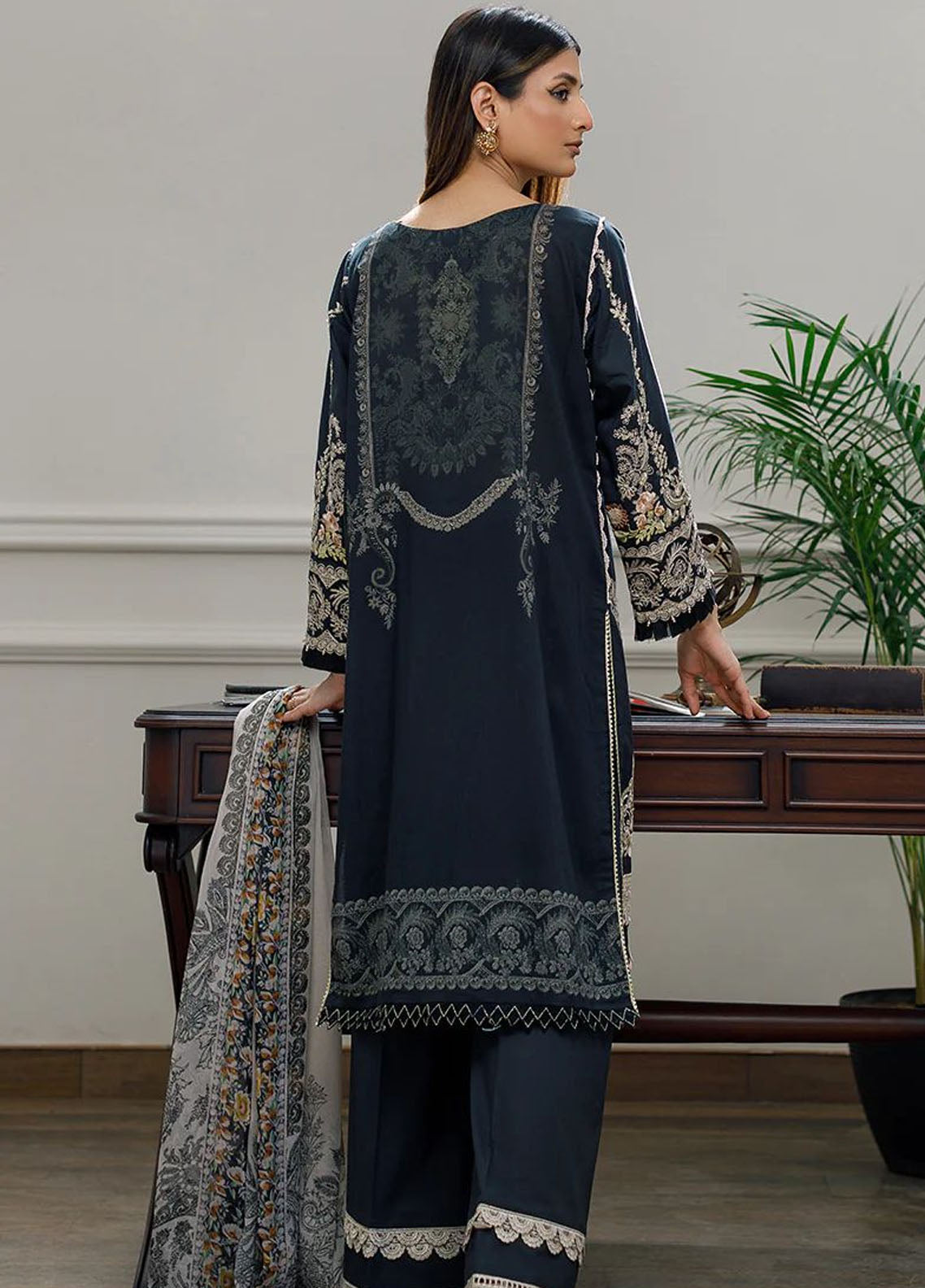 Threads & Motifs Pret Lawn 2 Piece Suit THM23RW 7971.1