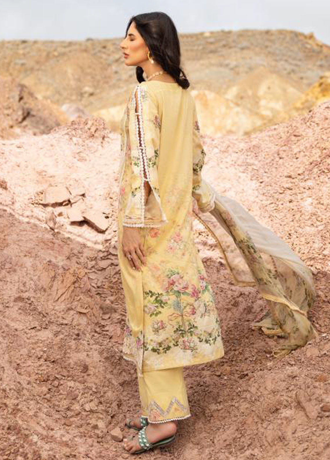 Elaf Signature Embroidered Lawn Collection 2023 ESC-02B