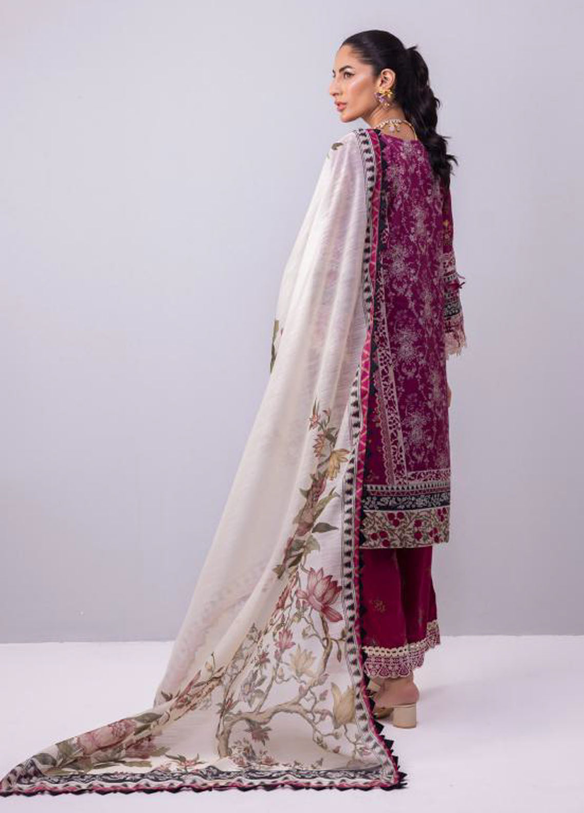 Elaf Signature Embroidered Lawn Collection 2023 ESC-07B