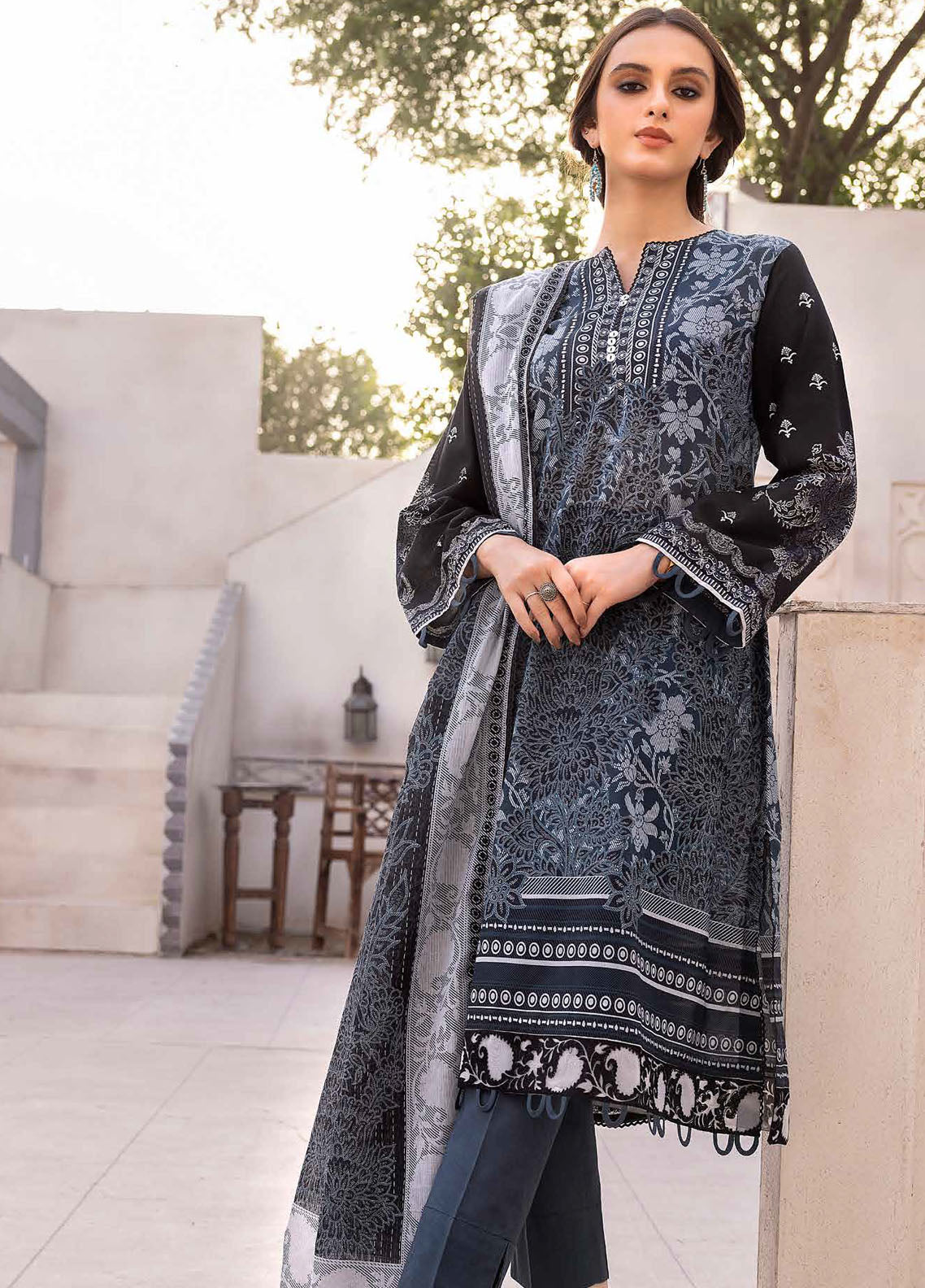 Gul Ahmed Black & White Unstitched Lawn Collection 2023 DN-32104