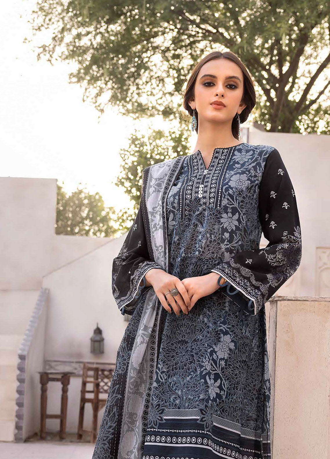 Gul Ahmed Black & White Unstitched Lawn Collection 2023 DN-32104