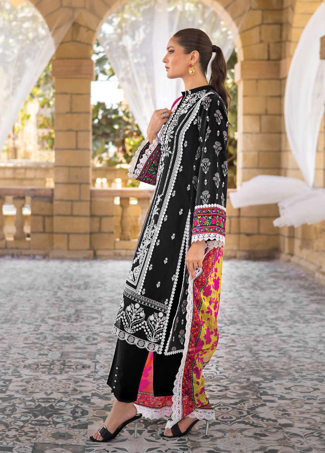Zainab Chottani Luxury Lawn Collection 2023 5A