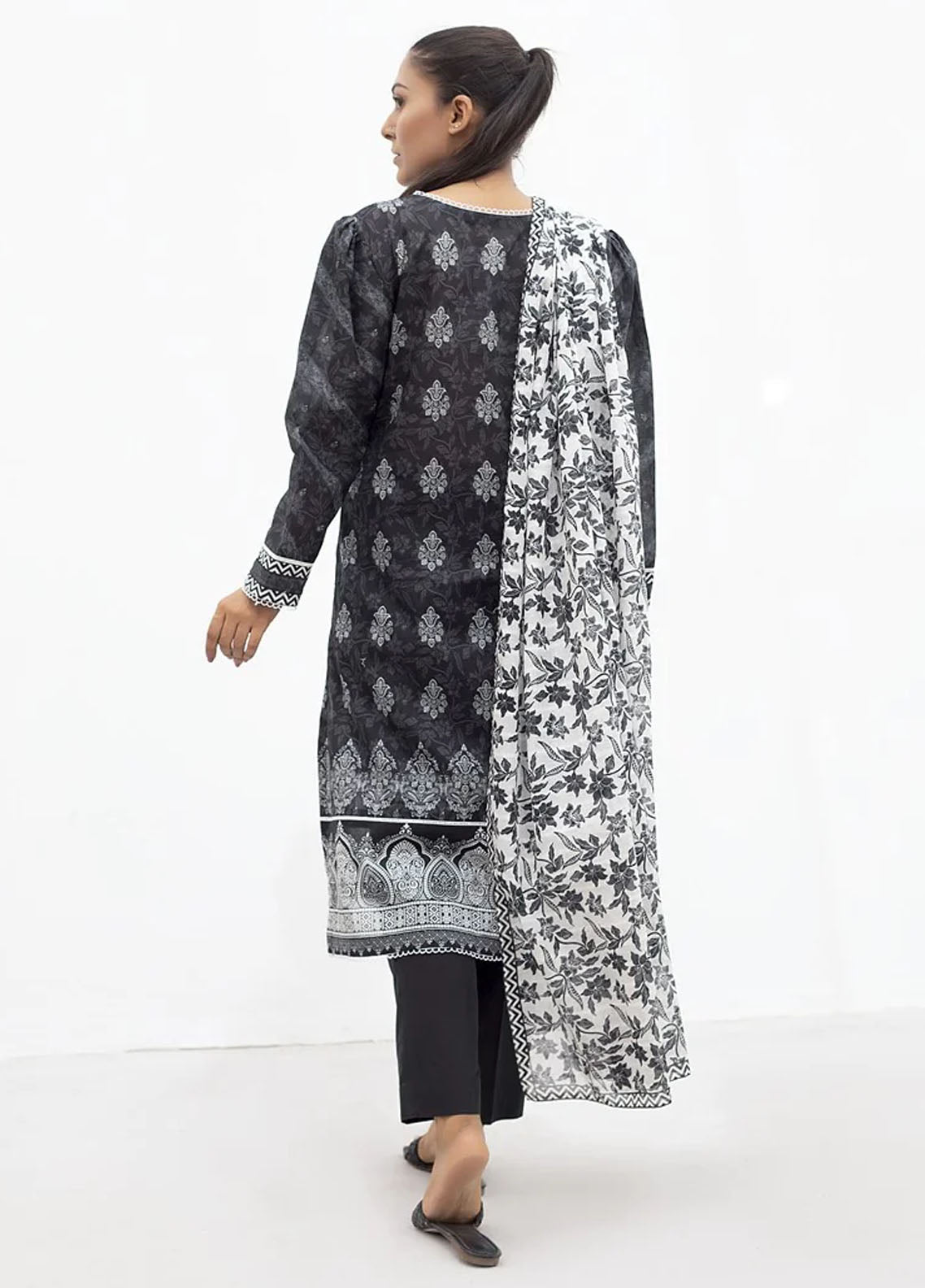 Zellbury Unstitched Monochrome Lawn Collection 2023 WUC22E20619