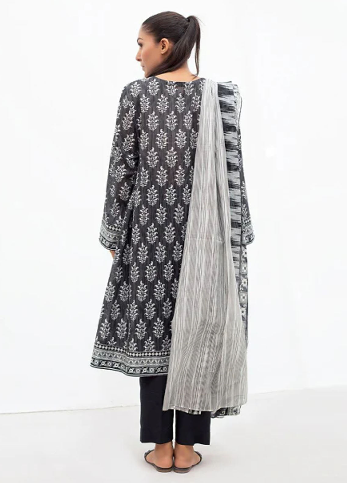 Zellbury Unstitched Monochrome Lawn Collection 2023 WUC22X30638